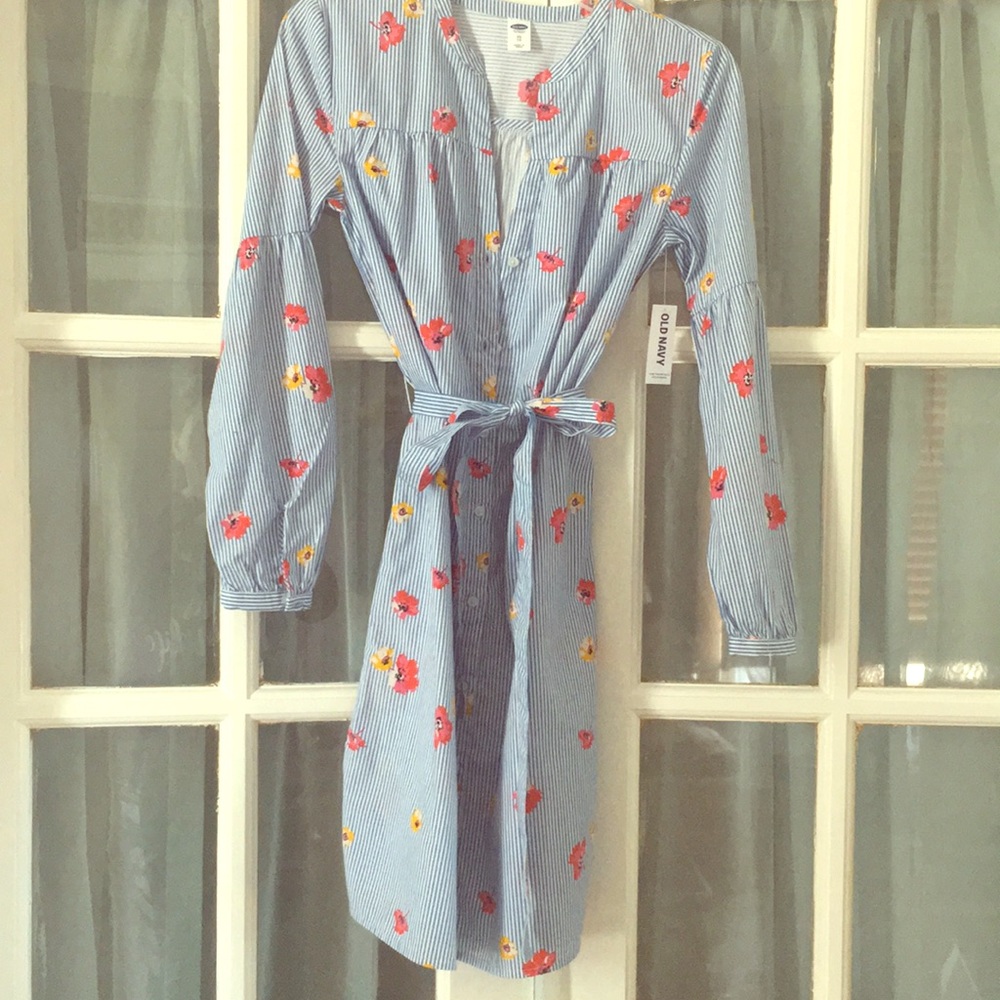 Never worn before! Cute flower print dress
